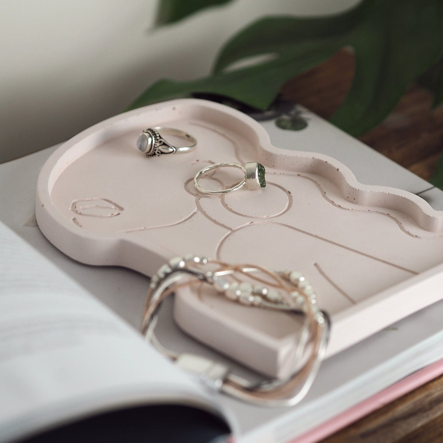 Concrete Face Outline Trinket Tray
