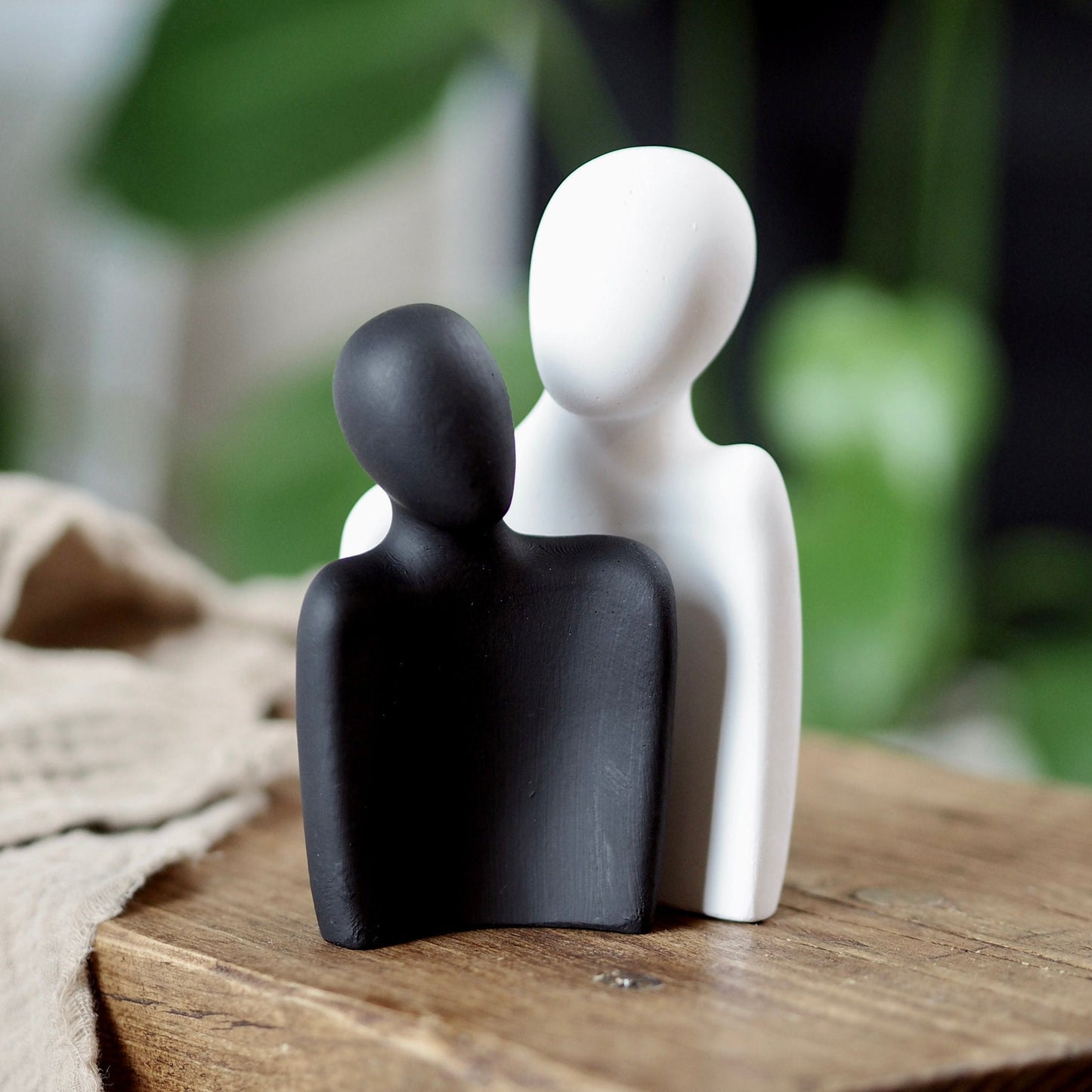 Concrete lovers couple statue, shelf decor, unique handmade gift, coffee table decor, sculpture figurines, silhouette couple ornament